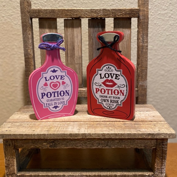 Valentine’s Day Love Potion Bottles Set of 2, Guaranteed To Fall In Love Sign - Picture 3 of 16